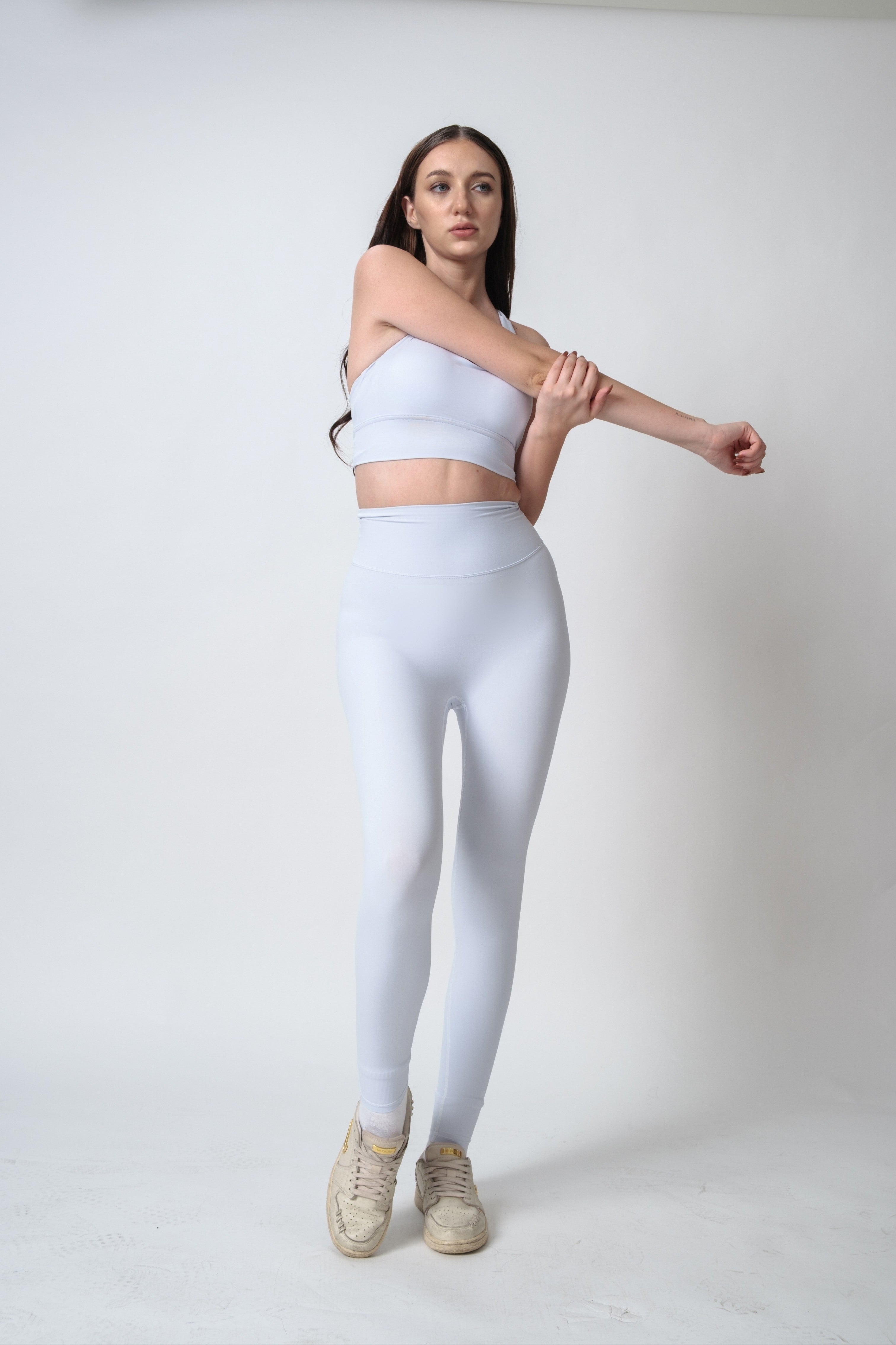 Flow State Leggings Cloud Lilac Viktoria is 5'9 wearing S