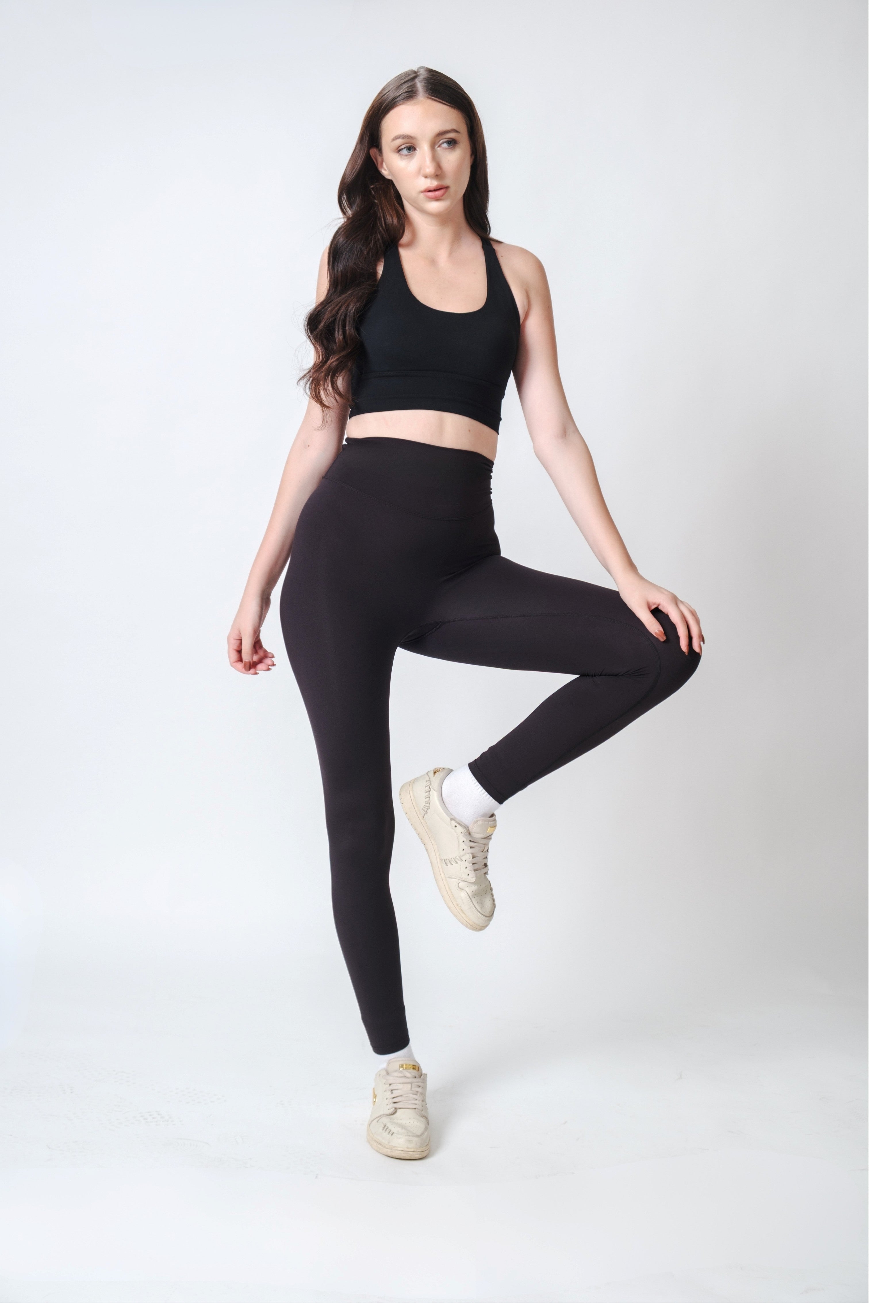 Flow State Leggings Inkline Black Viktoria is 5'9 wearing S