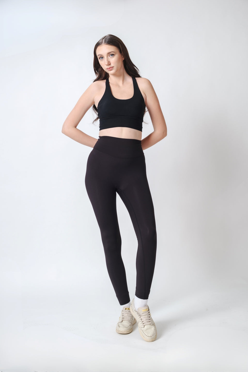 Flow State Leggings Inkline Black Viktoria is 5'9 wearing S