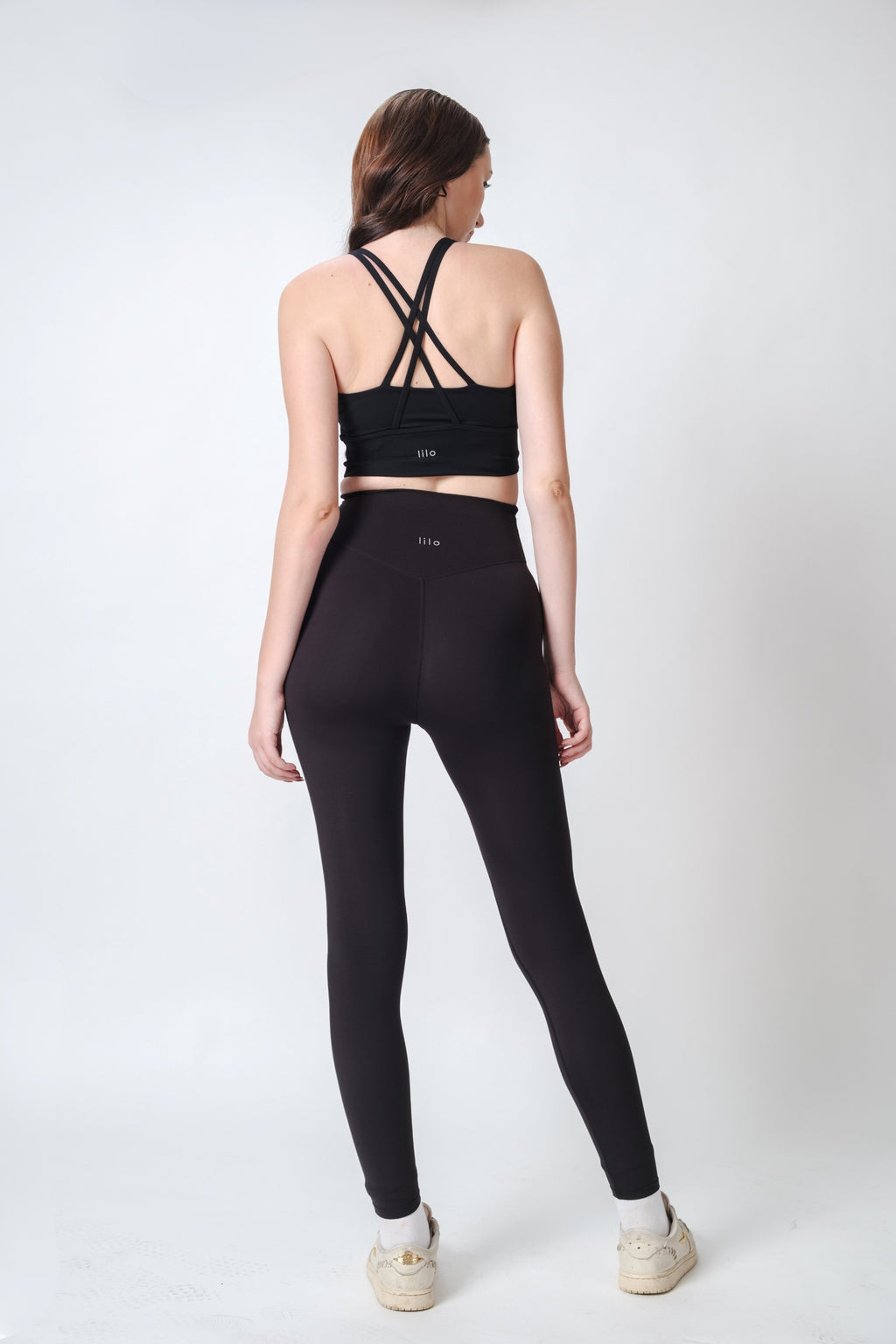 Flow State Leggings Inkline Black Viktoria is 5'9 wearing S