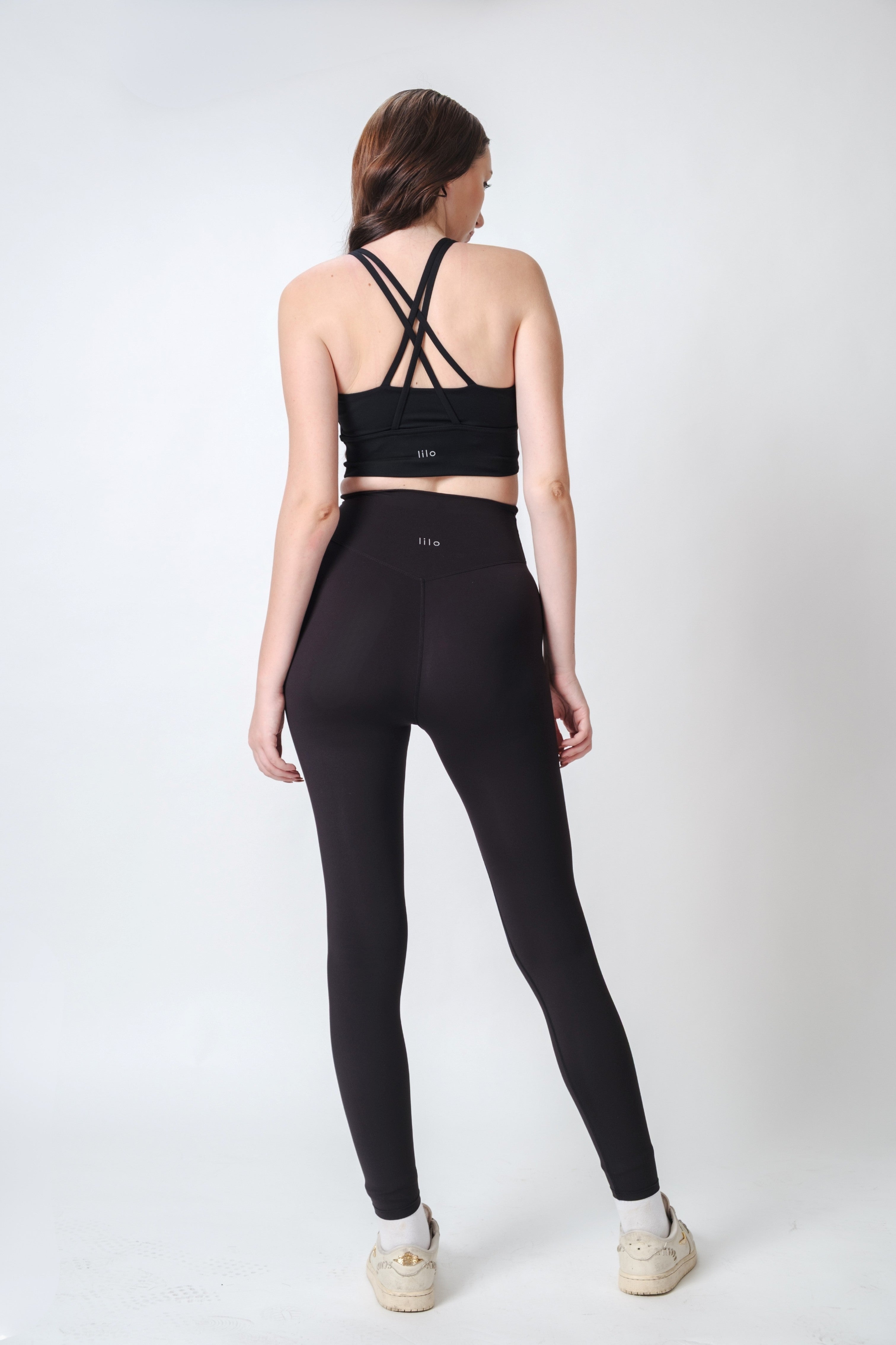 Flow State Leggings Inkline Black Viktoria is 5'9 wearing S