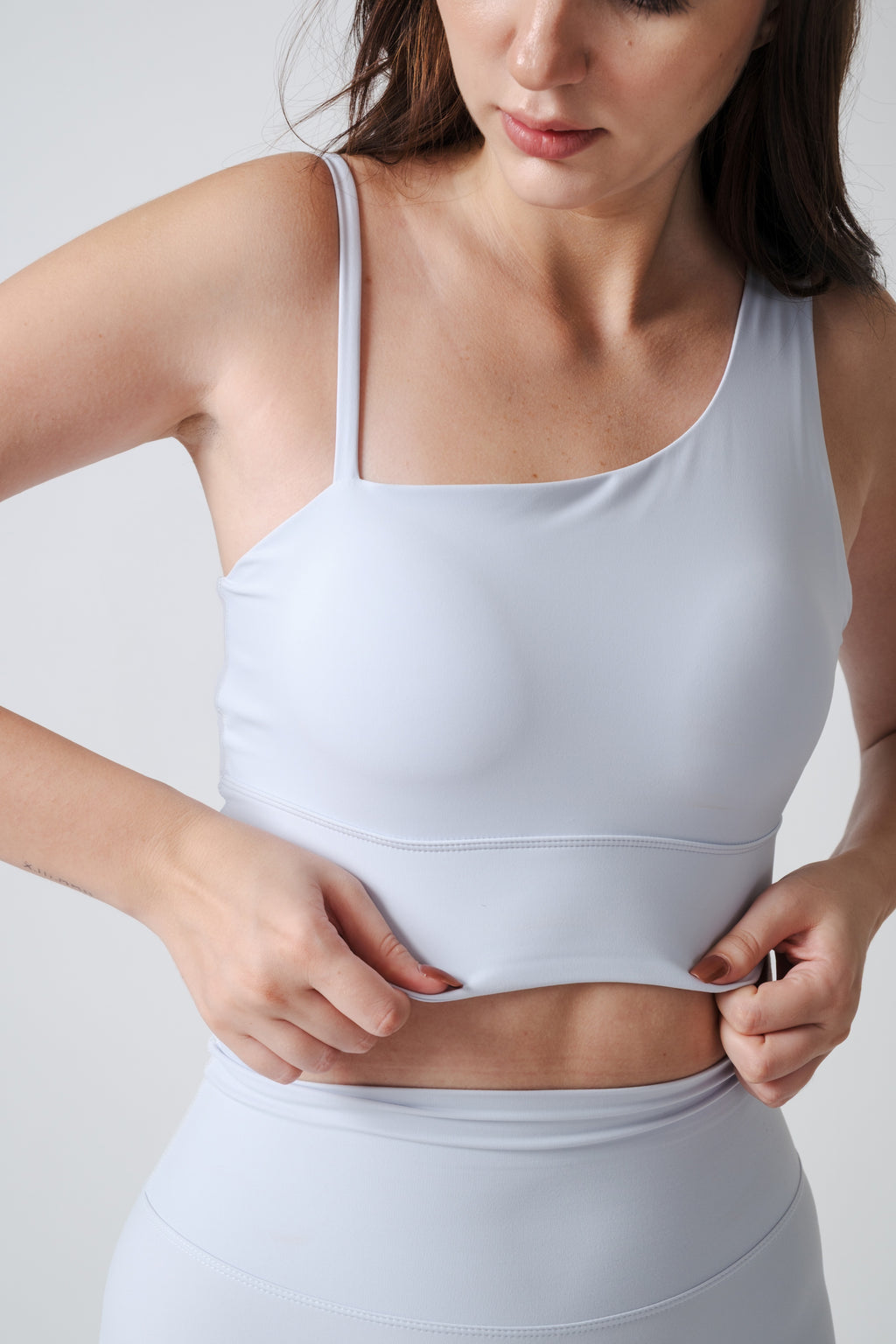 Flow State Asymmetric Active Bra Cloud Lilac Viktoria is 5'9 wearing S