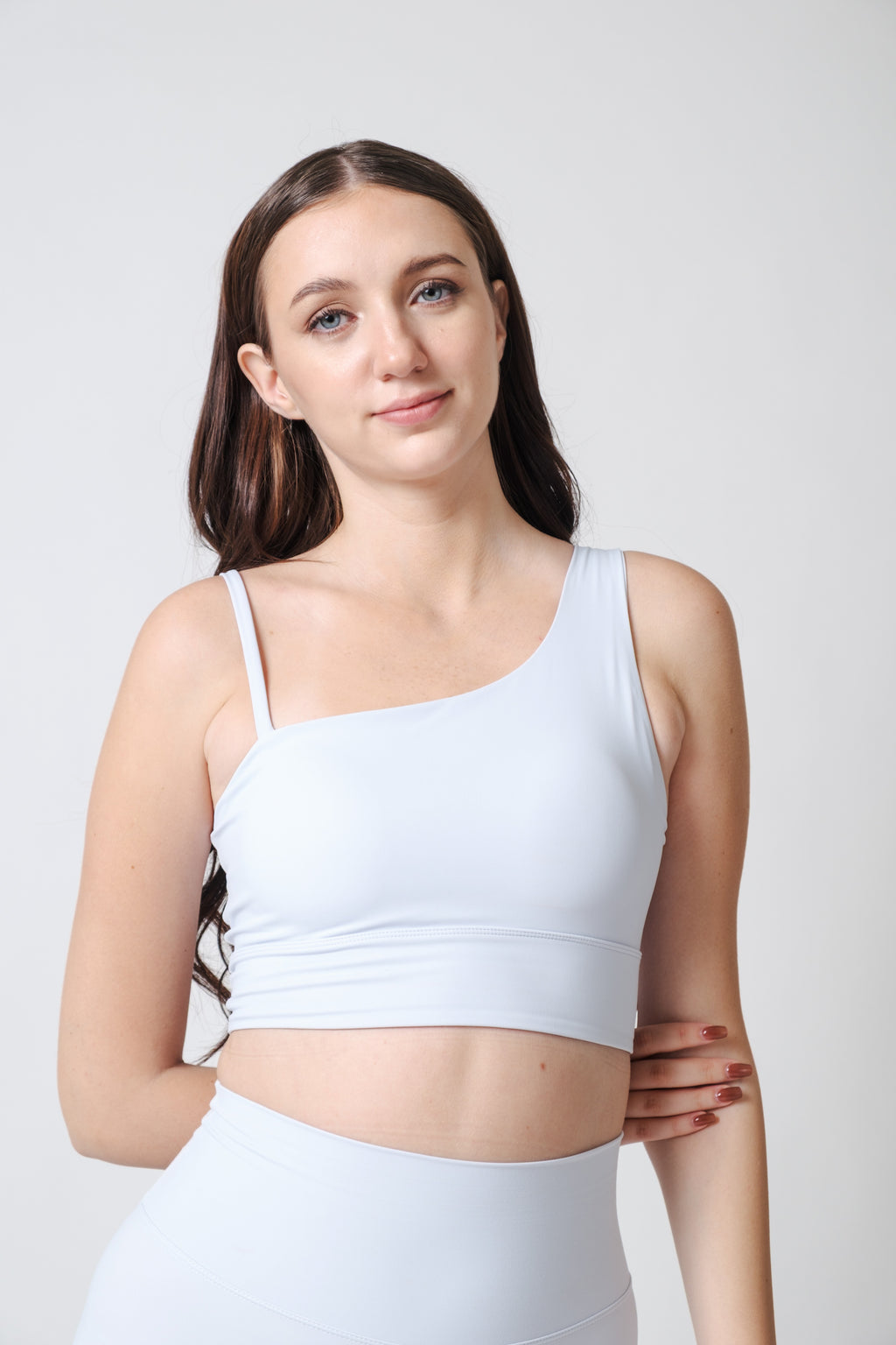 Flow State Asymmetric Active Bra Cloud Lilac Viktoria is 5'9 wearing S